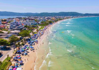 Explore Bombinhas além das praias: trilhas, mergulho, cultura, boa comida e passeios imperdíveis em Santa Catarina.